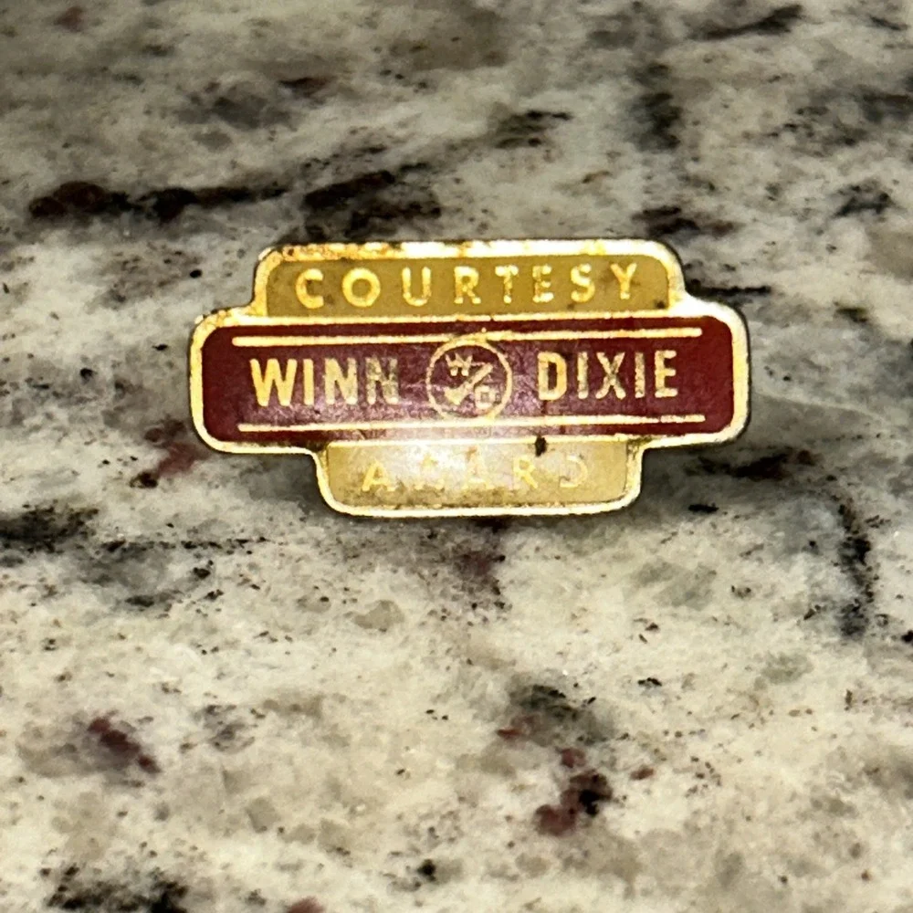 Winn‎ Dixie Courtesy Award Lapel Pin Vintage Grocery Store H3